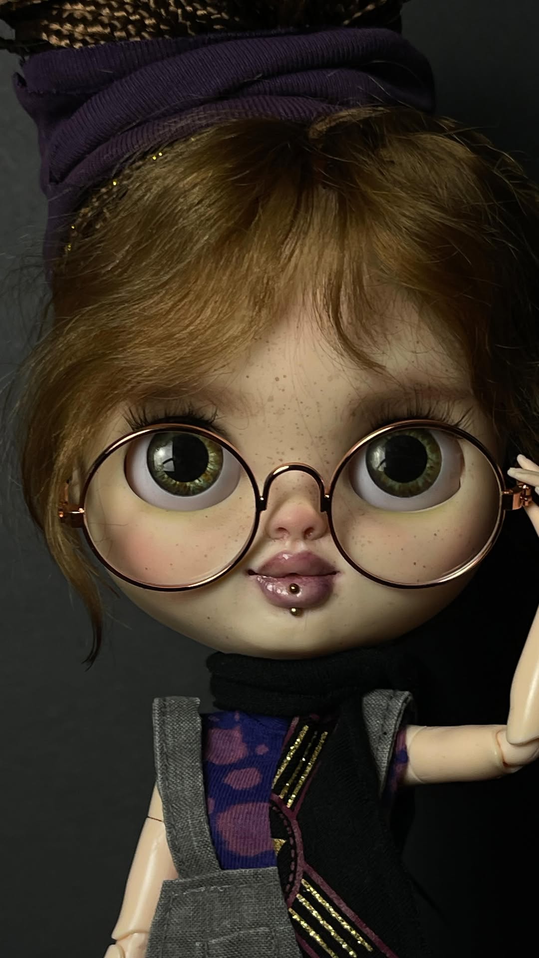 Muñeca Blythe con gafas y pelo castaño rojizo