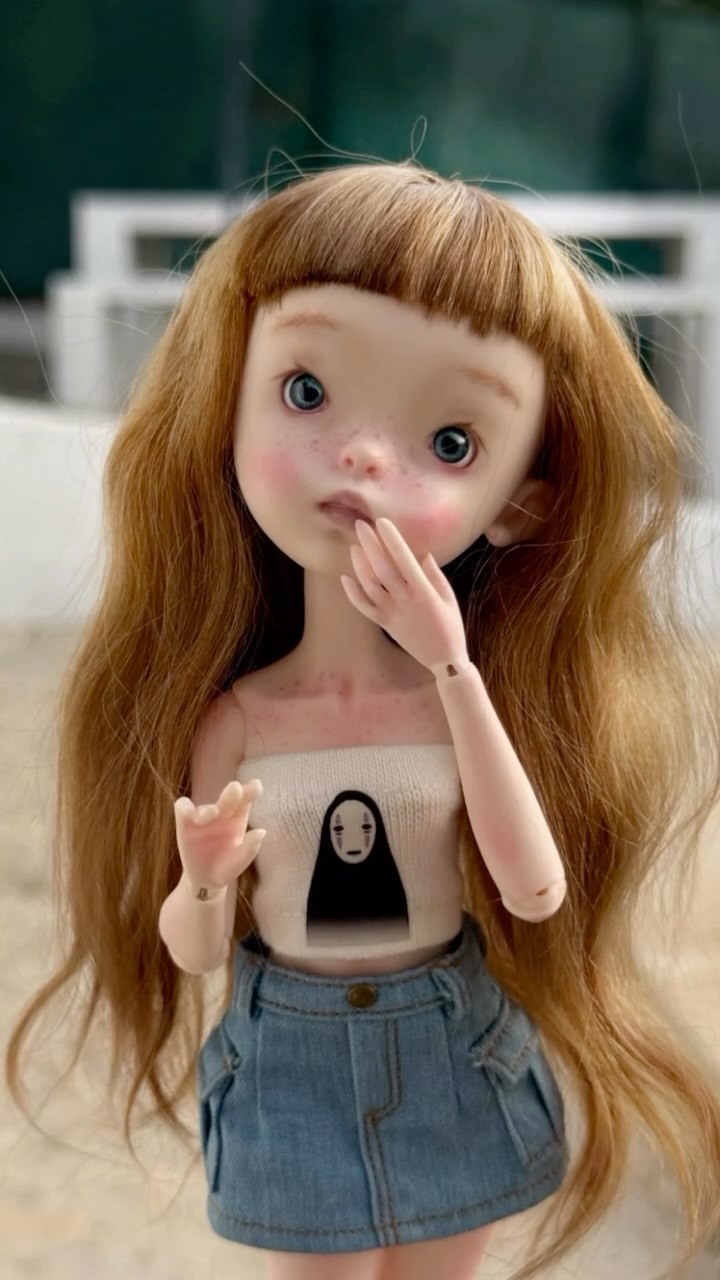 Muñeca Landou Dou con pelo castaño y camiseta Studio Ghibli