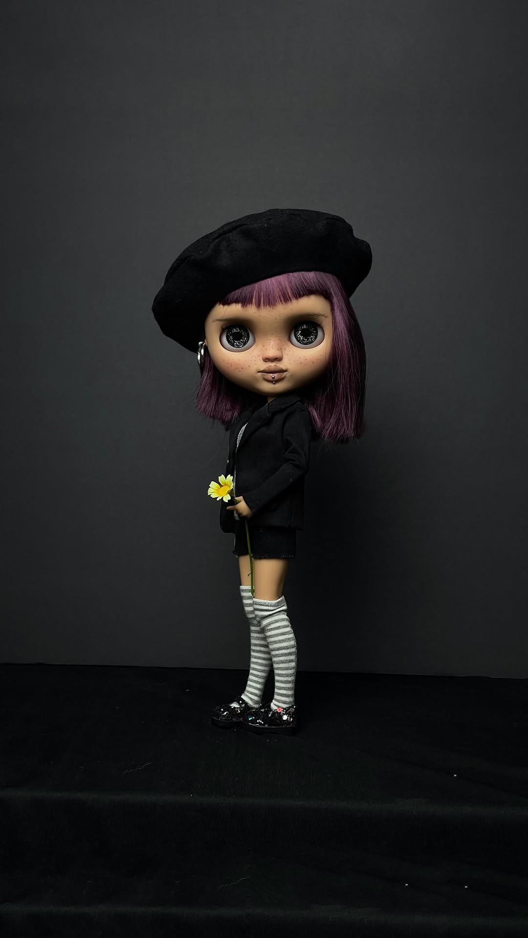 Muñeca Blythe con pelo violeta, boina y flor amarilla