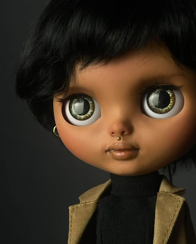 Muñeca Blythe custom con pelo negro y ojos verdes por Mara Bermejo