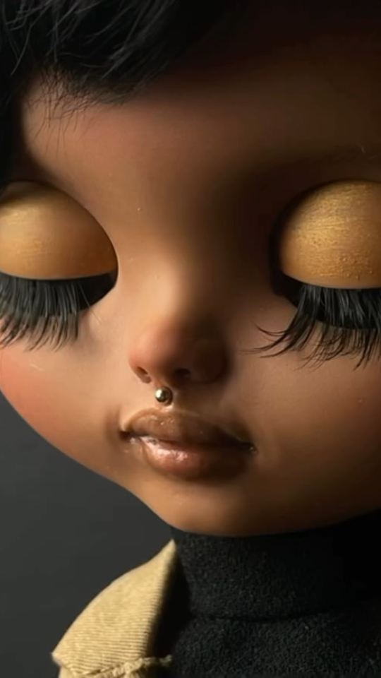 Muñeca Blythe custom con detalles dorados - arte artesanal de Mara Bermejo